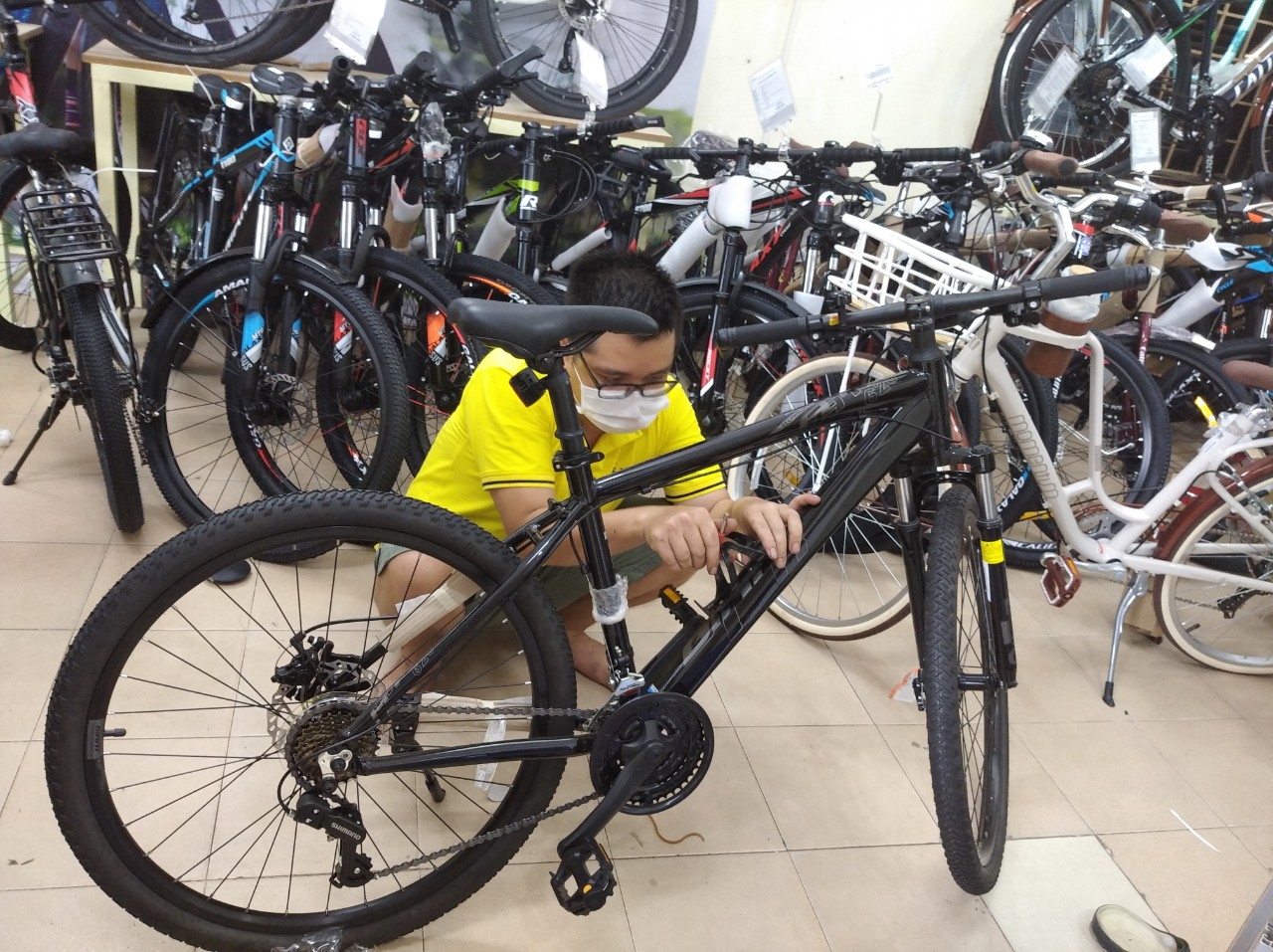 Nhờ dịch bệnh mỗi ng&agrave;y b&aacute;n hơn 200 chiếc xe đạp