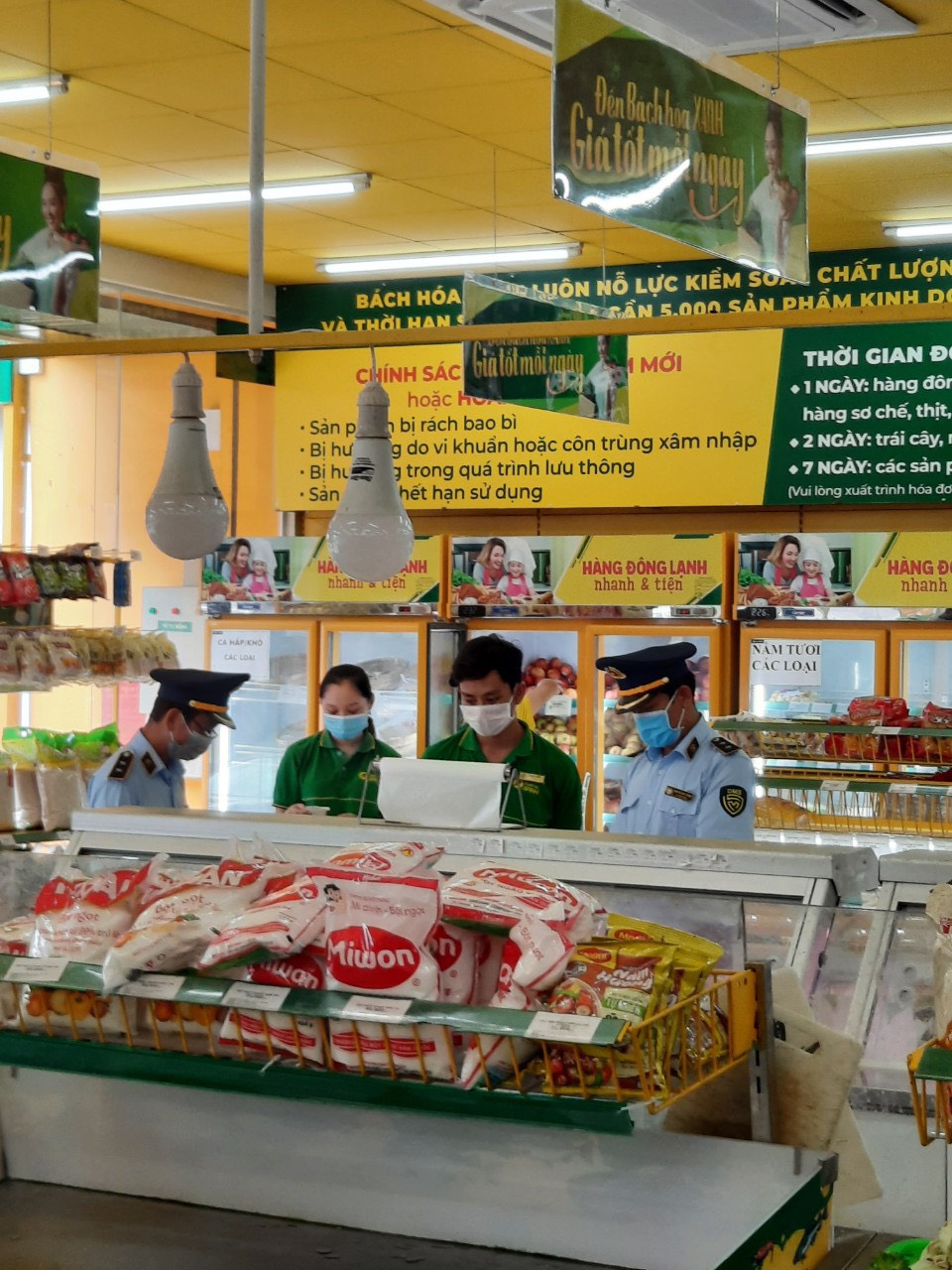 Ph&aacute;t hiện th&ecirc;m một cửa h&agrave;ng B&aacute;ch H&oacute;a Xanh b&aacute;n h&agrave;ng cao hơn gi&aacute; ni&ecirc;m yết