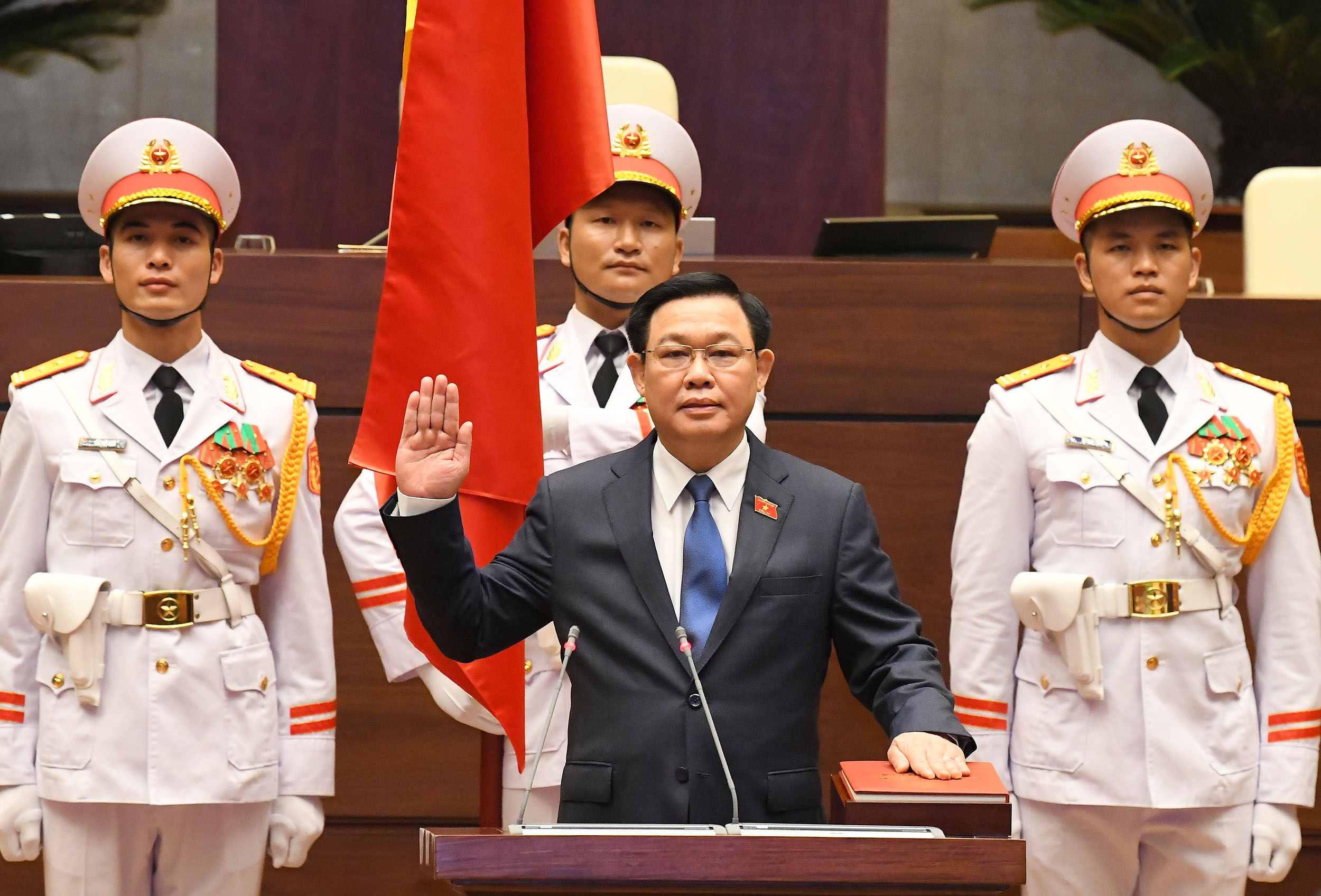 Chủ tịch Quốc hội Vương Đ&igrave;nh Huệ đ&atilde; thực hiện nghi lễ tuy&ecirc;n thệ nhậm chức