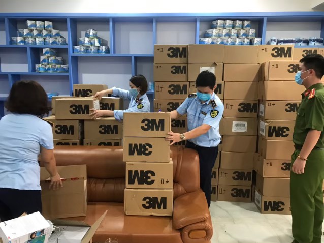 Thu giữ hơn 17.000 khẩu trang c&oacute; dấu hiệu giả mạo nh&atilde;n hiệu 3M