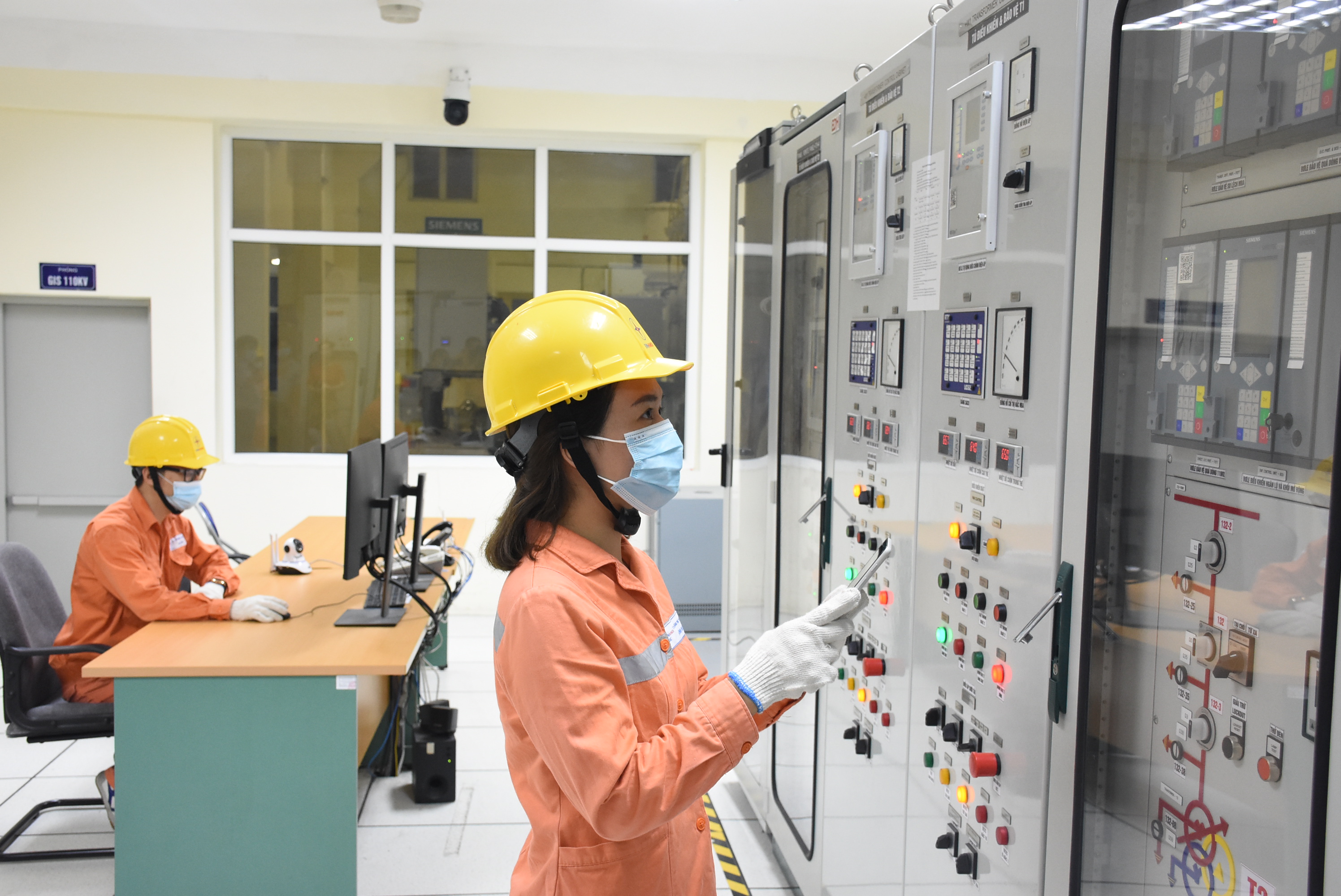 Nắng n&oacute;ng ở miền Bắc v&agrave; miền Trung: Sử dụng điện sao cho tiết kiệm?