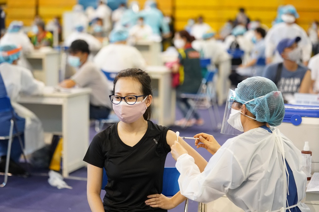 Bộ Y tế ph&ecirc; duyệt c&oacute; điều kiện vaccine COVID-19 thứ 8