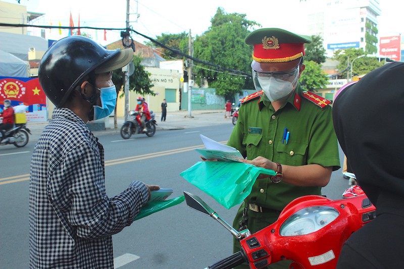 TPHCM sẽ xử l&yacute; nghi&ecirc;m trường hợp biết m&igrave;nh l&agrave; F0 nhưng cố t&igrave;nh lưu th&ocirc;ng tr&ecirc;n đường