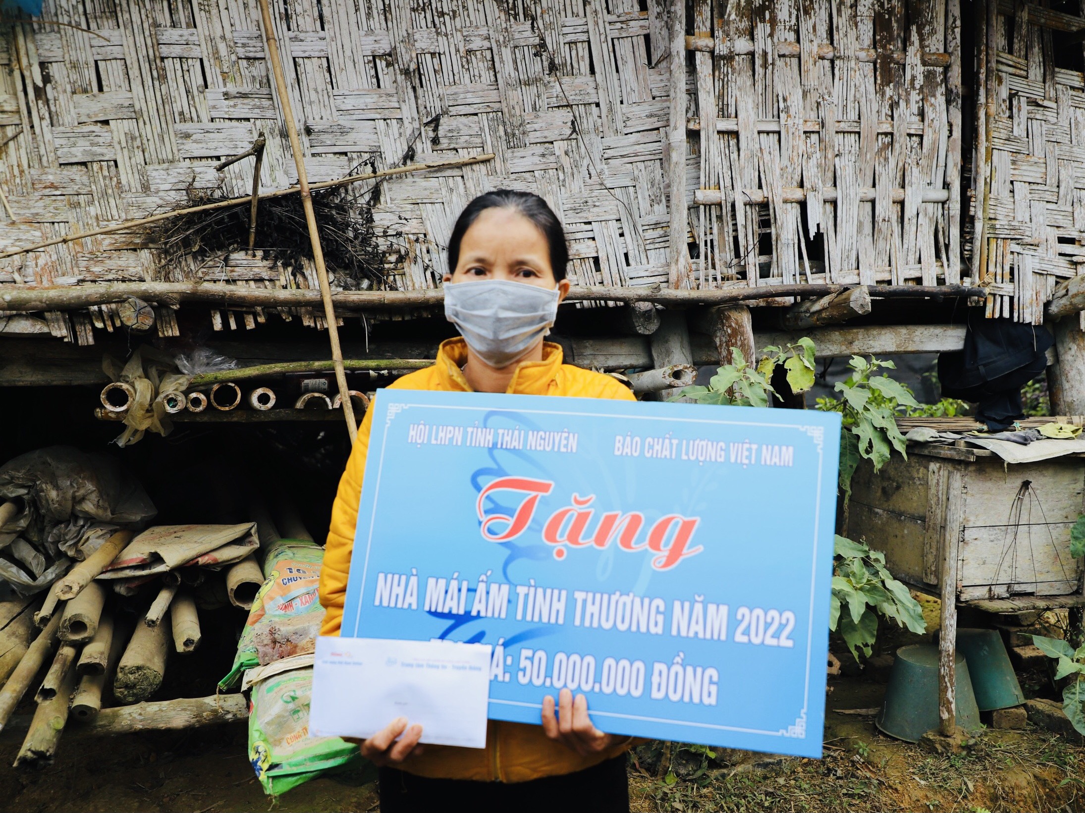 Trung t&acirc;m Th&ocirc;ng tin, VietQ.vn c&ugrave;ng Hội LHPN Th&aacute;i Nguy&ecirc;n tiếp tục trao hai Nh&agrave; m&aacute;i ấm t&igrave;nh thương
