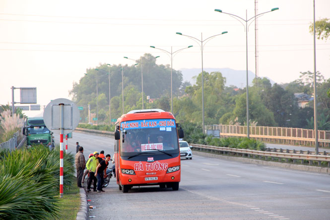 Từ h&ocirc;m nay phạt nặng người điều khiển xe &ocirc; t&ocirc; đ&oacute;n trả kh&aacute;ch tr&ecirc;n đường cao tốc