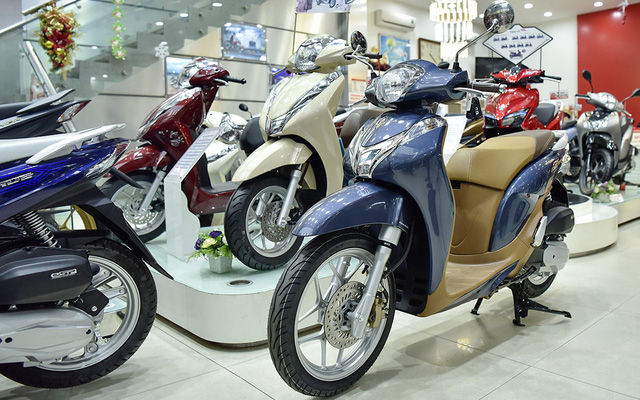 L&agrave;m thế n&agrave;o để biết xe tay ga cạn b&igrave;nh ắc-quy?