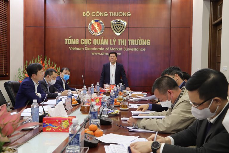 Bộ C&ocirc;ng Thương họp khẩn t&igrave;m nguy&ecirc;n nh&acirc;n xăng dầu khan hiếm