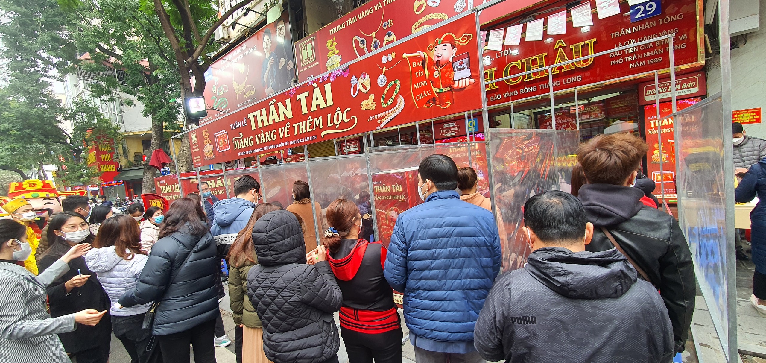 Thị trường v&agrave;ng ng&agrave;y v&iacute;a Th&acirc;n T&agrave;i nhộn nhịp 