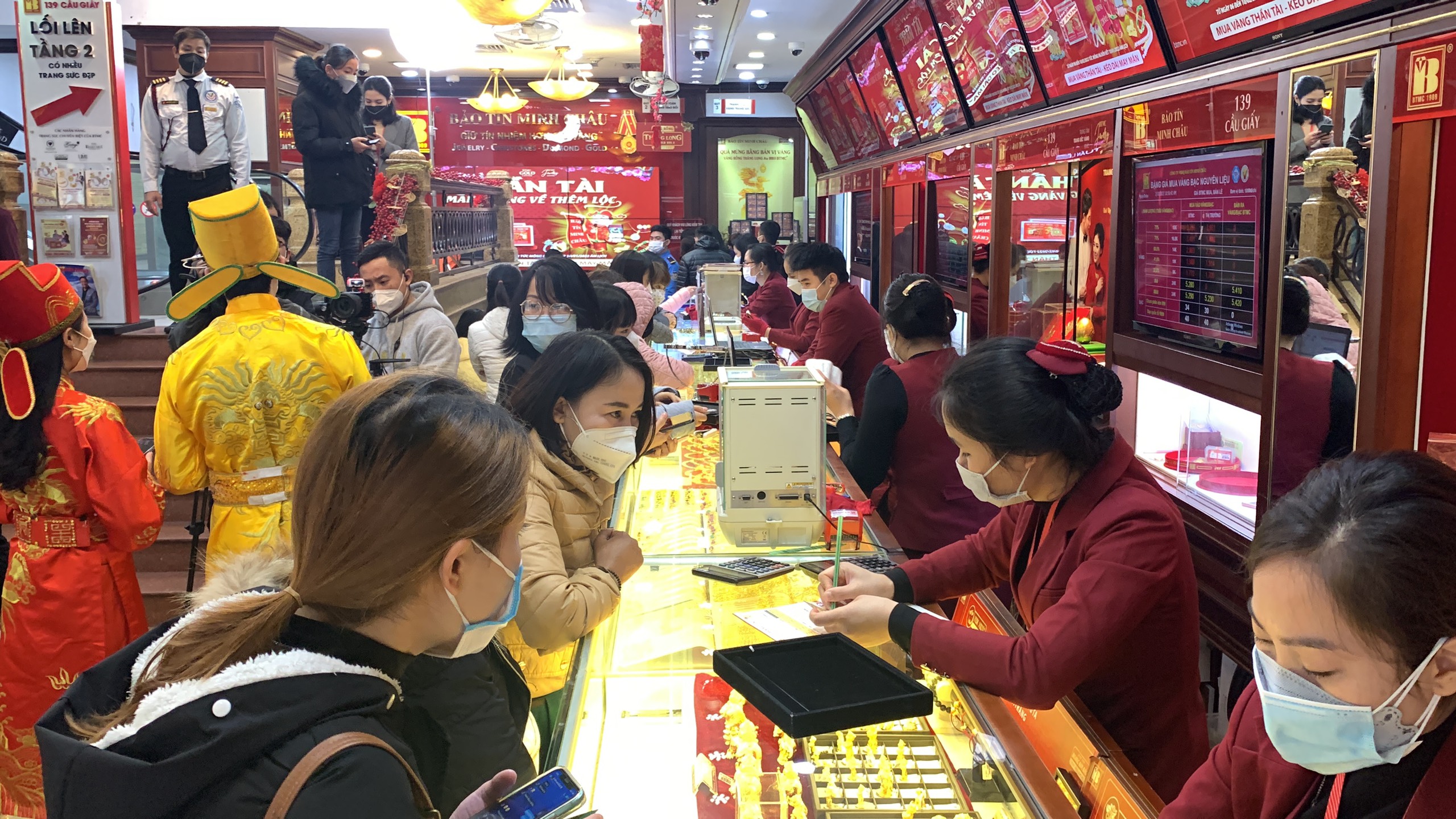 Thị trường v&agrave;ng ng&agrave;y v&iacute;a Th&acirc;n T&agrave;i nhộn nhịp 