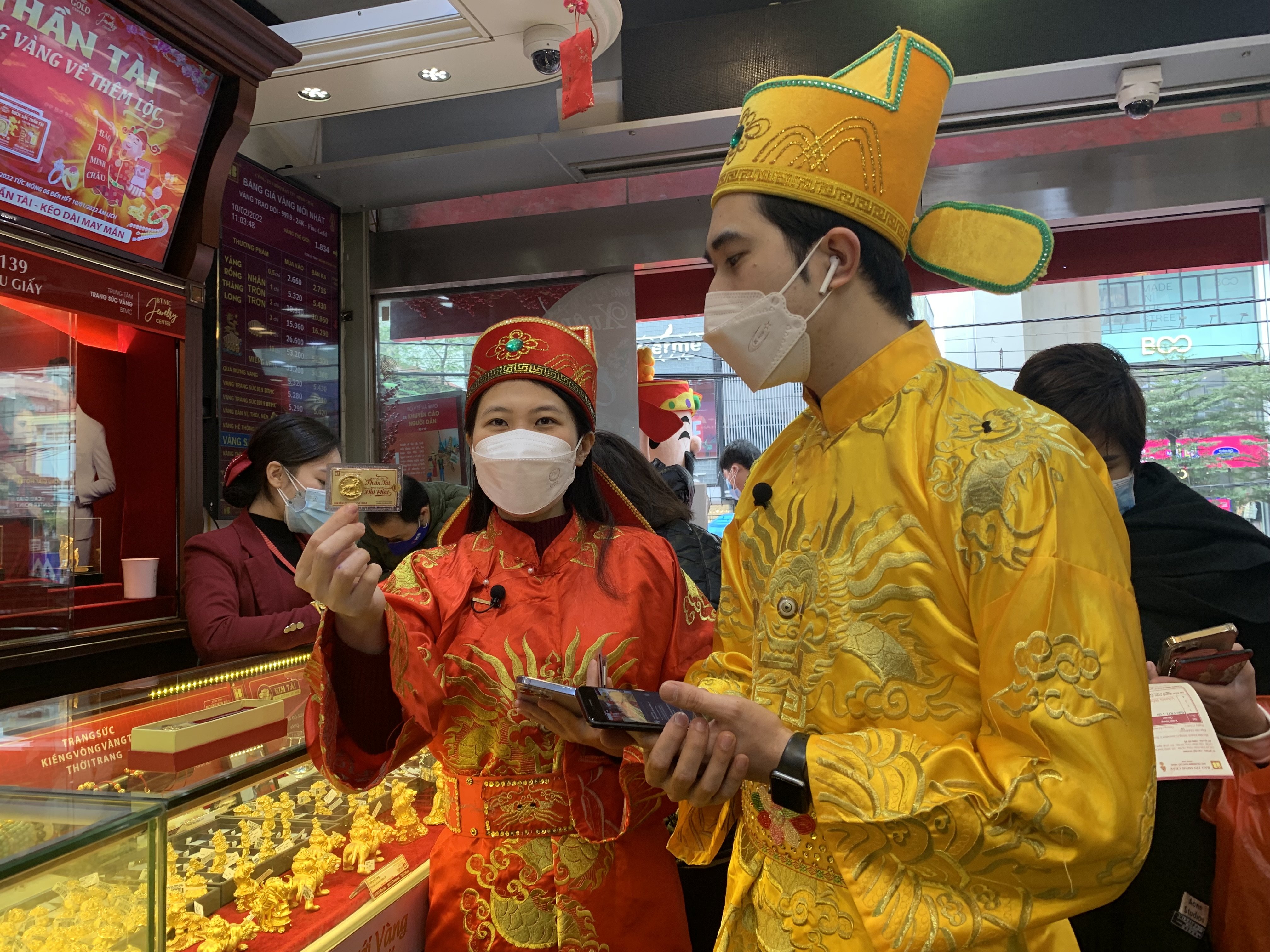 Thị trường v&agrave;ng ng&agrave;y v&iacute;a Th&acirc;n T&agrave;i nhộn nhịp 