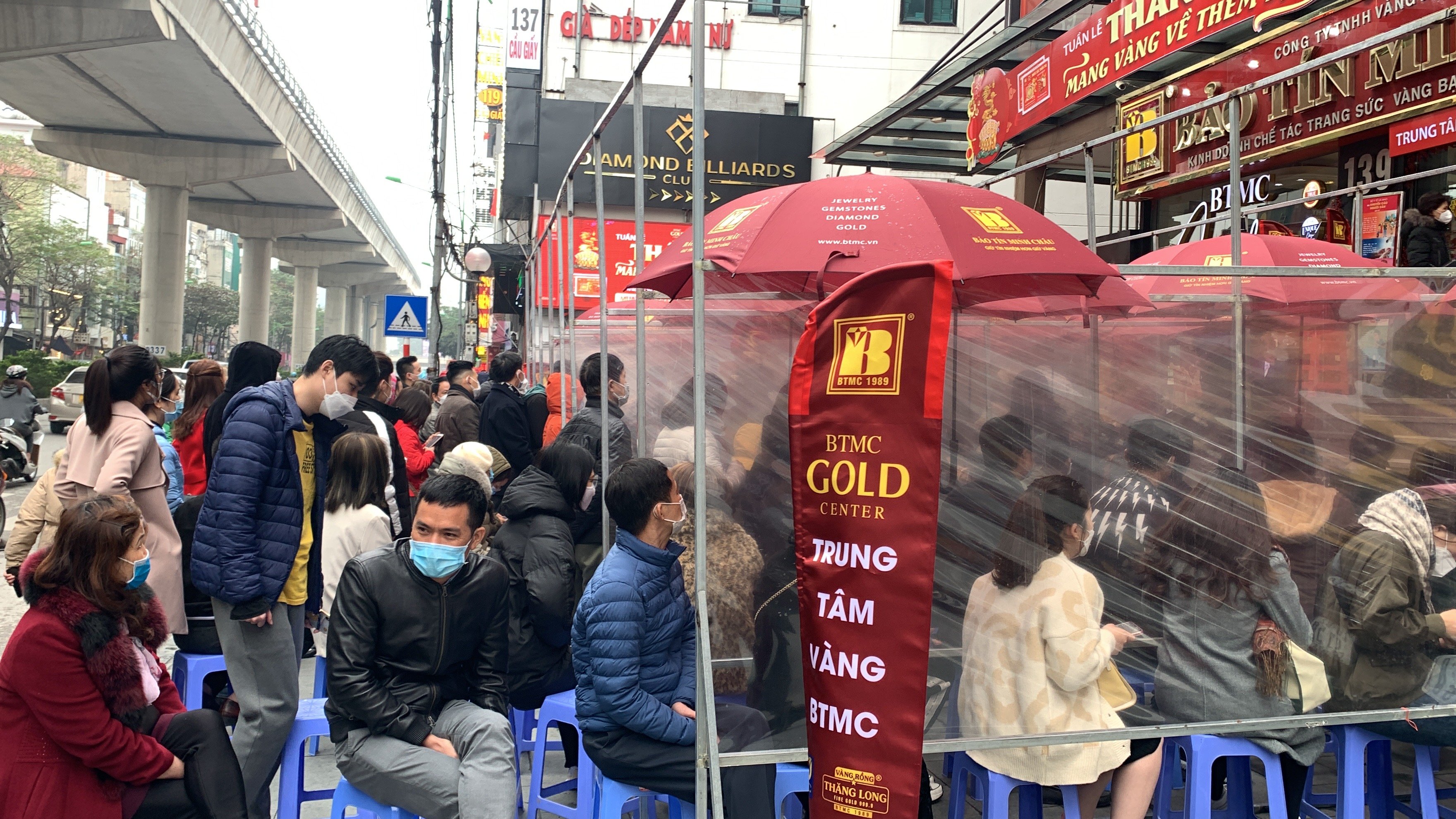 Thị trường v&agrave;ng ng&agrave;y v&iacute;a Th&acirc;n T&agrave;i nhộn nhịp 