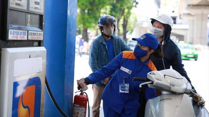 Chuy&ecirc;n gia: Cần phải tiếp tục giảm thuế để &lsquo;hạ nhiệt&rsquo; gi&aacute; xăng dầu