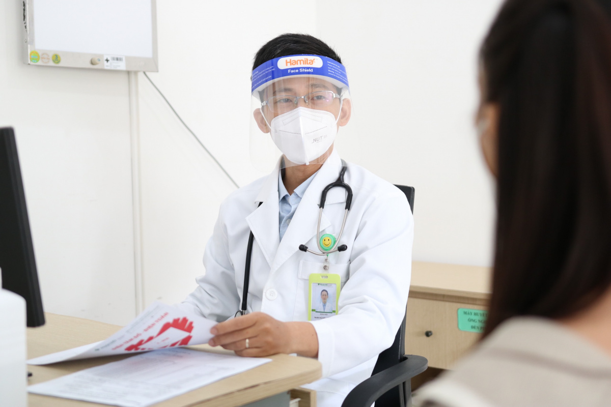 Bộ Y tế ban h&agrave;nh hướng dẫn mới về kh&aacute;m chữa bệnh hậu COVID-19