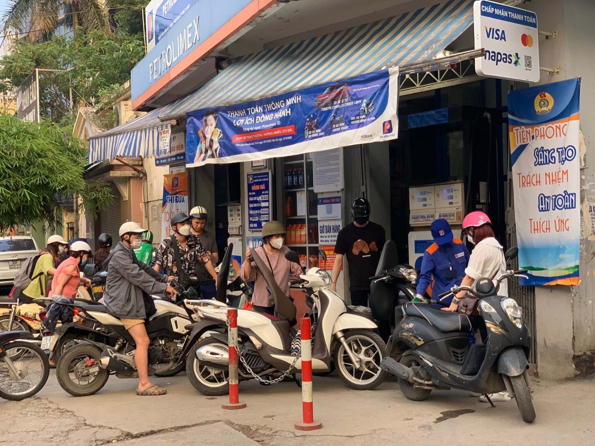 Gi&aacute; xăng lập đỉnh mới: Bộ C&ocirc;ng Thương n&oacute;i g&igrave;?