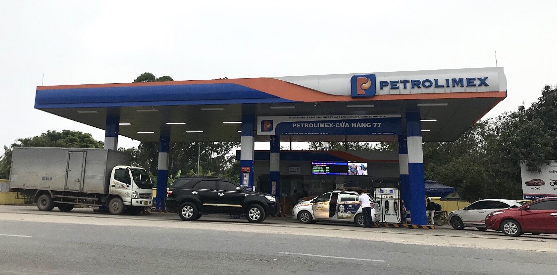 Anh Nguyễn Tiến T. (tr&uacute; quận Nam Từ Li&ecirc;m) cho biết qua th&ocirc;ng tin b&aacute;o ch&iacute; được biết gi&aacute; xăng c&oacute; thể tăng l&ecirc;n mức 30.000 đồng/l&iacute;t, n&ecirc;n tr&ecirc;n đường tới c&ocirc;ng ty, anh tranh thủ bơm đầy b&igrave;nh xăng cho xe m&aacute;y để đi lại trong những ng&agrave;y tới.