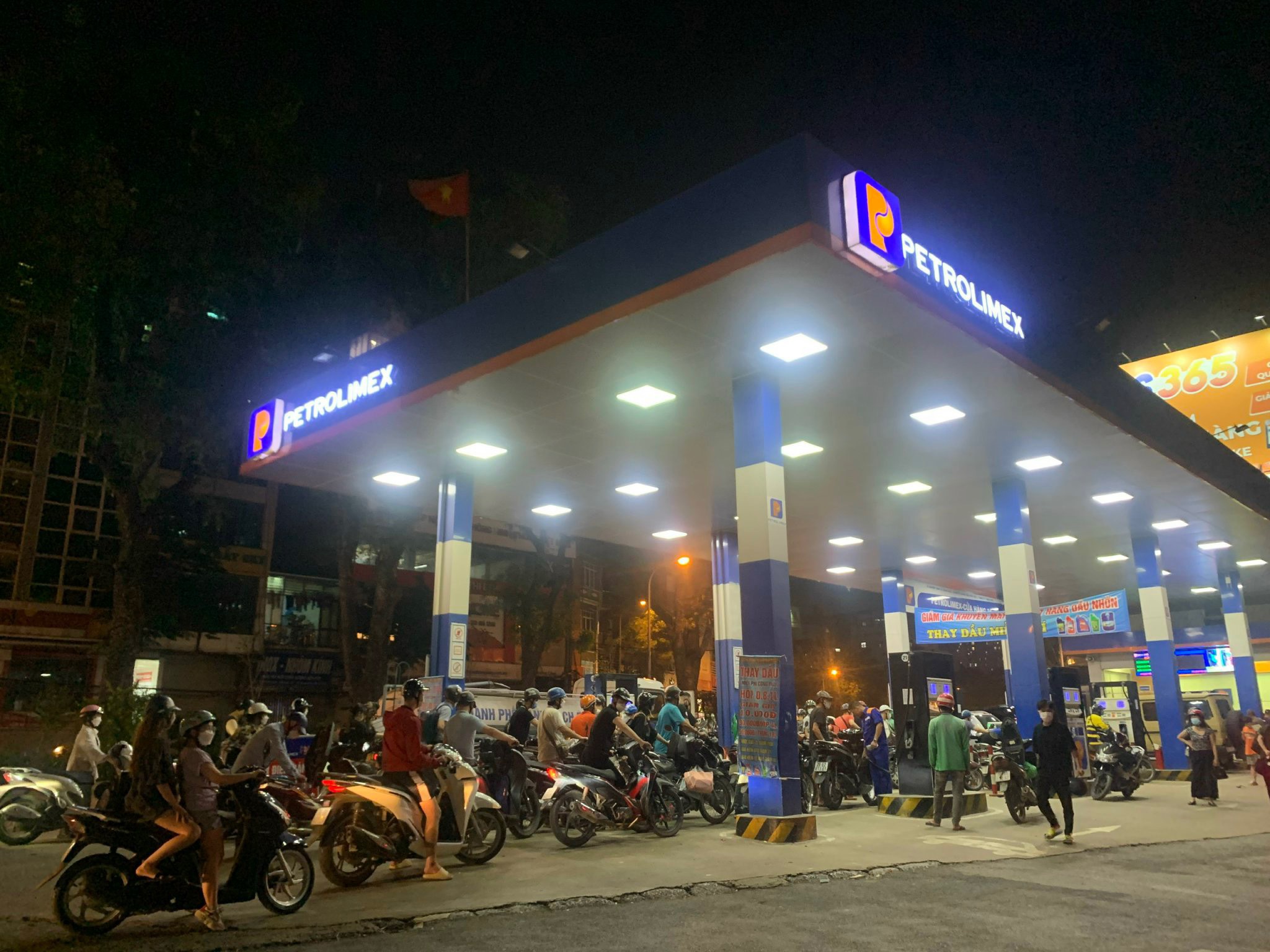 Anh Nguyễn Tiến T. (tr&uacute; quận Nam Từ Li&ecirc;m) cho biết qua th&ocirc;ng tin b&aacute;o ch&iacute; được biết gi&aacute; xăng c&oacute; thể tăng l&ecirc;n mức 30.000 đồng/l&iacute;t, n&ecirc;n tr&ecirc;n đường tới c&ocirc;ng ty, anh tranh thủ bơm đầy b&igrave;nh xăng cho xe m&aacute;y để đi lại trong những ng&agrave;y tới.