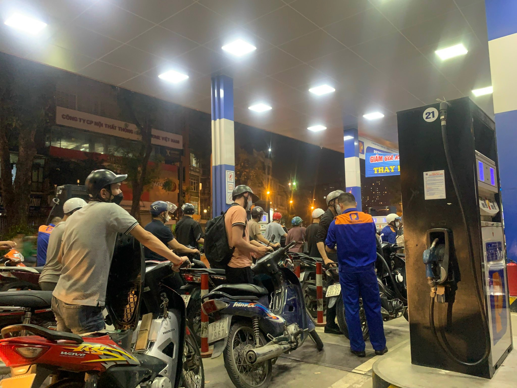 Anh Nguyễn Tiến T. (tr&uacute; quận Nam Từ Li&ecirc;m) cho biết qua th&ocirc;ng tin b&aacute;o ch&iacute; được biết gi&aacute; xăng c&oacute; thể tăng l&ecirc;n mức 30.000 đồng/l&iacute;t, n&ecirc;n tr&ecirc;n đường tới c&ocirc;ng ty, anh tranh thủ bơm đầy b&igrave;nh xăng cho xe m&aacute;y để đi lại trong những ng&agrave;y tới.