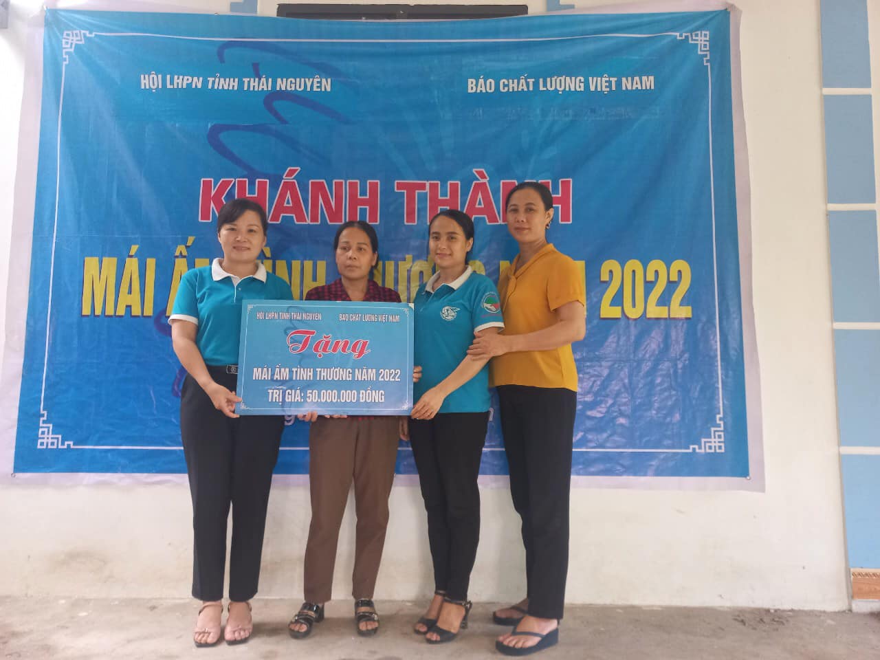 VietQ.vn c&ugrave;ng Hội LHPN tỉnh Th&aacute;i Nguy&ecirc;n tiếp tục kh&aacute;nh th&agrave;nh nh&agrave; m&aacute;i ấm t&igrave;nh thương tặng hội vi&ecirc;n phụ nữ ngh&egrave;o