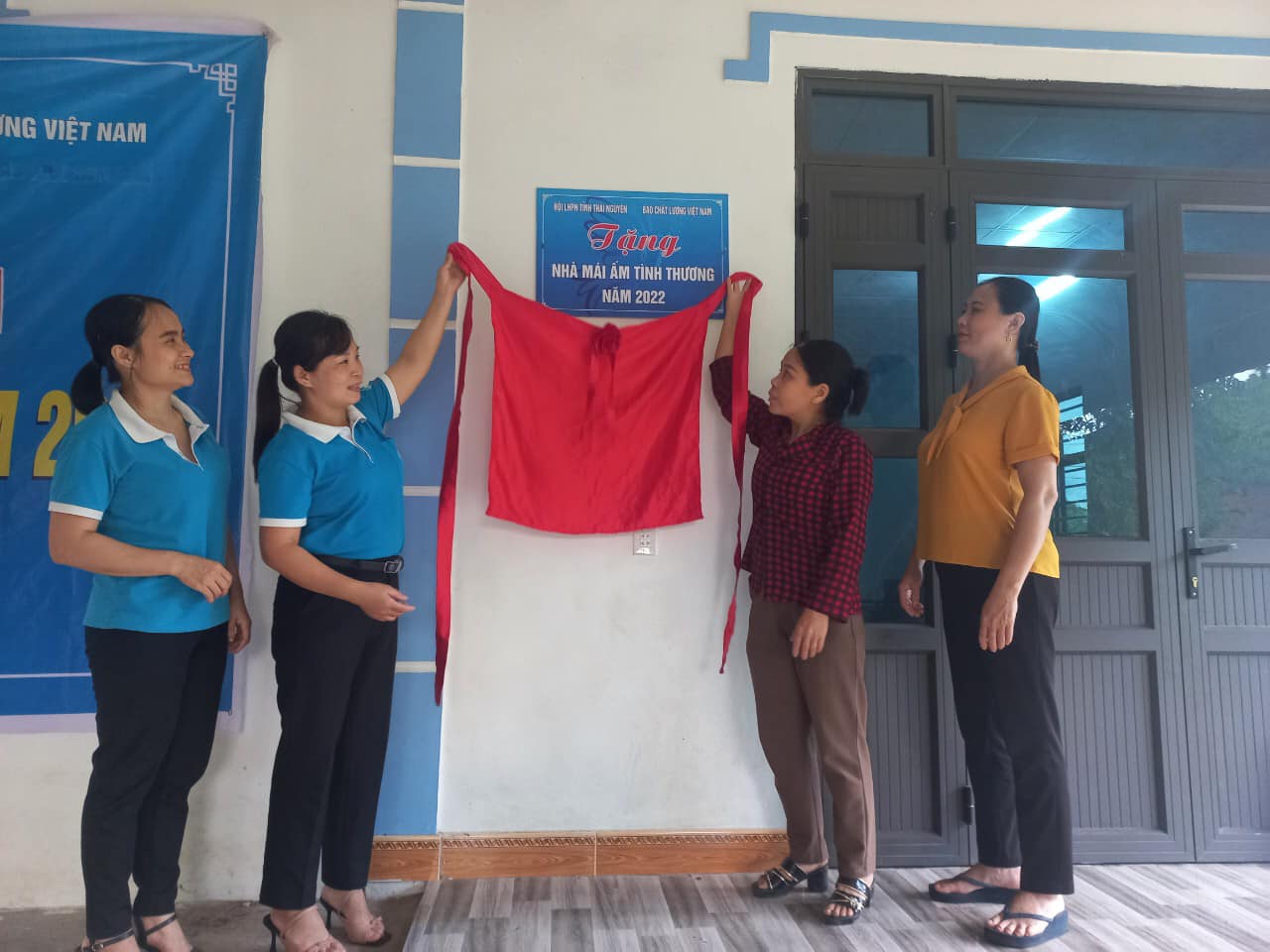 VietQ.vn c&ugrave;ng Hội LHPN tỉnh Th&aacute;i Nguy&ecirc;n tiếp tục kh&aacute;nh th&agrave;nh nh&agrave; m&aacute;i ấm t&igrave;nh thương tặng hội vi&ecirc;n phụ nữ ngh&egrave;o