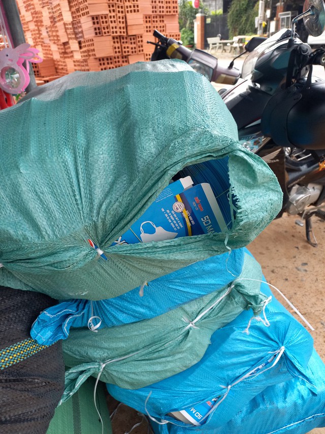 Ph&aacute;t hiện v&agrave; tạm giữ 50.000 khẩu trang kh&ocirc;ng r&otilde; nguồn gốc