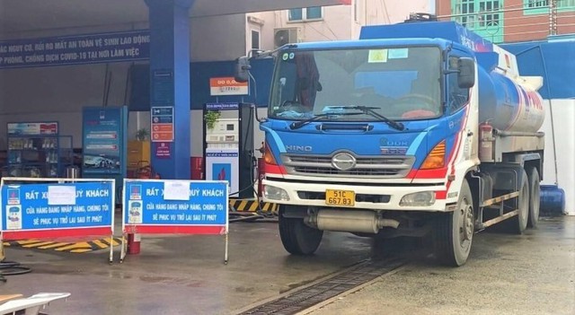 Bộ Giao th&ocirc;ng vận tải y&ecirc;u cầu tạo điều kiện cho xe vận chuyển xăng dầu, hỗ trợ đảm bảo nguồn cung