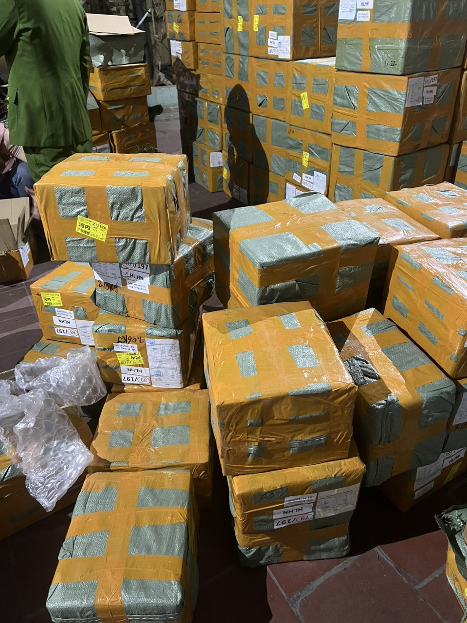 H&agrave; Nội: Tạm giữ gần 9.000 sản phẩm m&aacute;y h&uacute;t thuốc l&aacute; điện tử v&agrave; phụ kiện