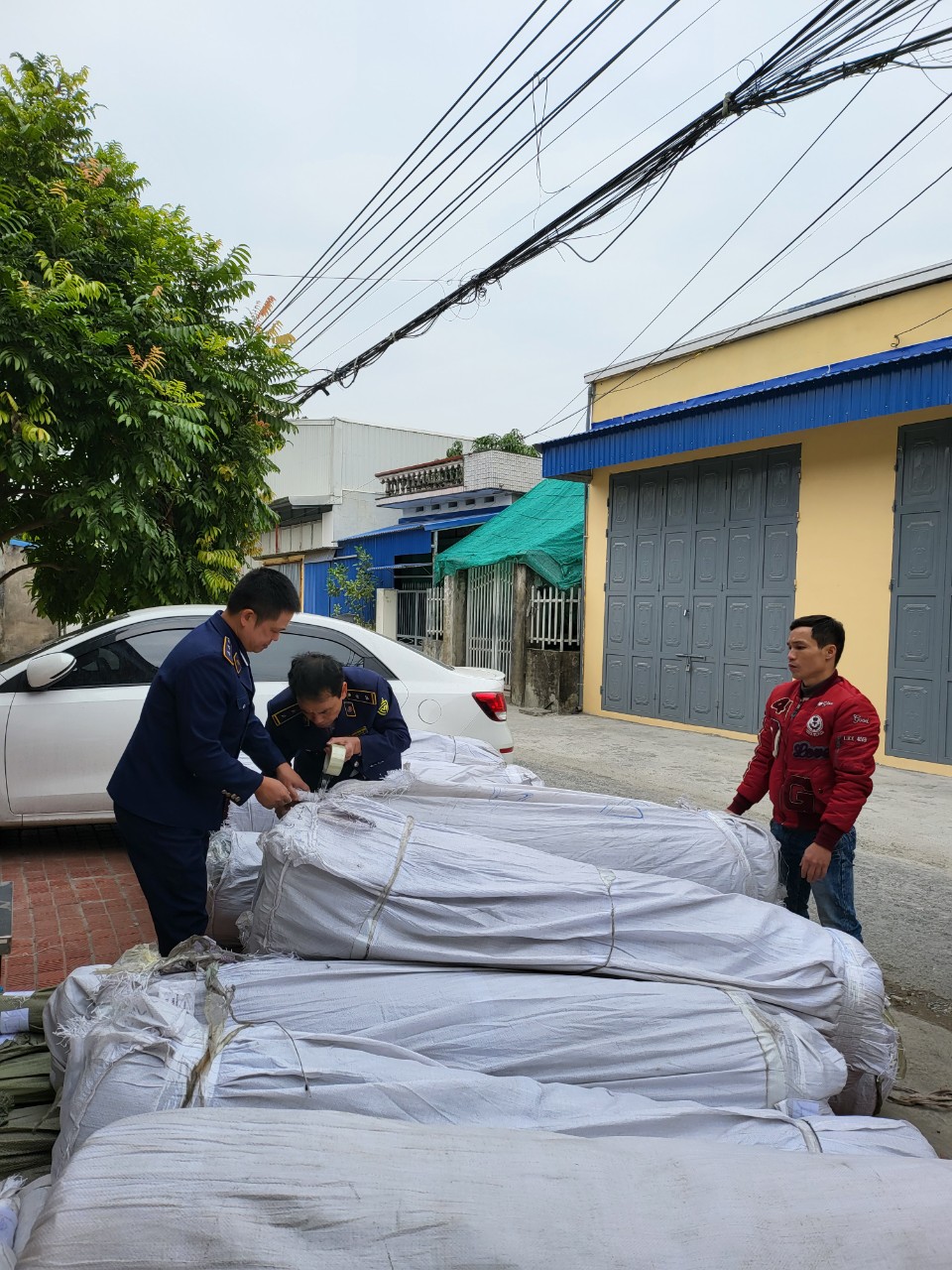 Nam Định: Tạm giữ hơn 1 tấn vải may mặc c&aacute;c loại