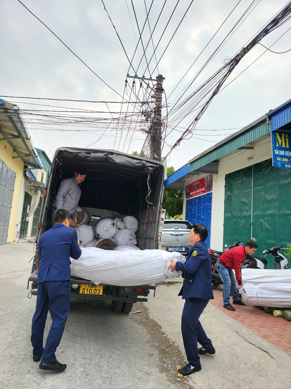 Nam Định: Tạm giữ hơn 1 tấn vải may mặc c&aacute;c loại
