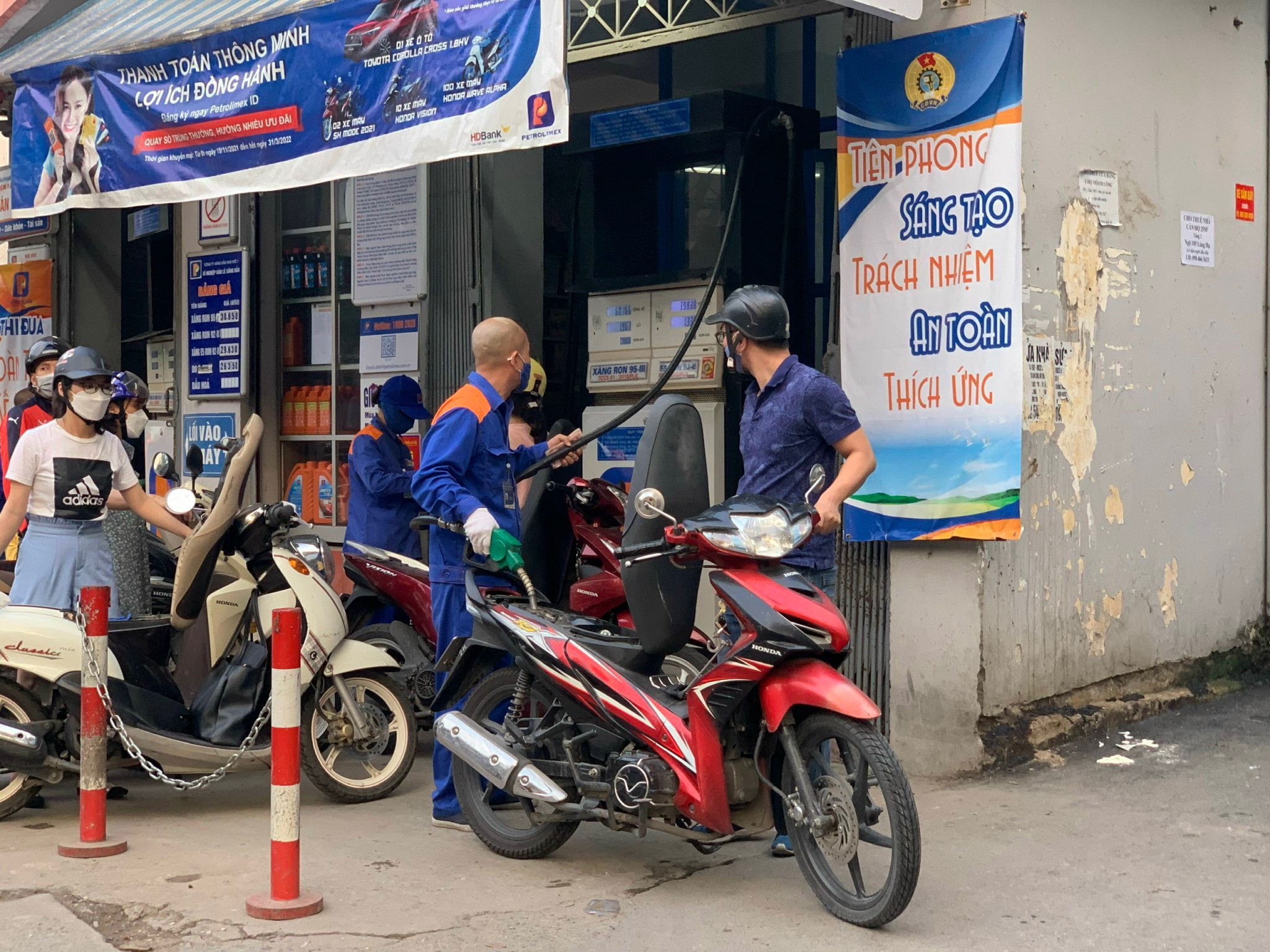 Vừa tăng hơn 1000 đ&ocirc;̀ng/lit, giá xăng chi&ecirc;̀u nay có th&ecirc;̉ ti&ecirc;́p tục tăng