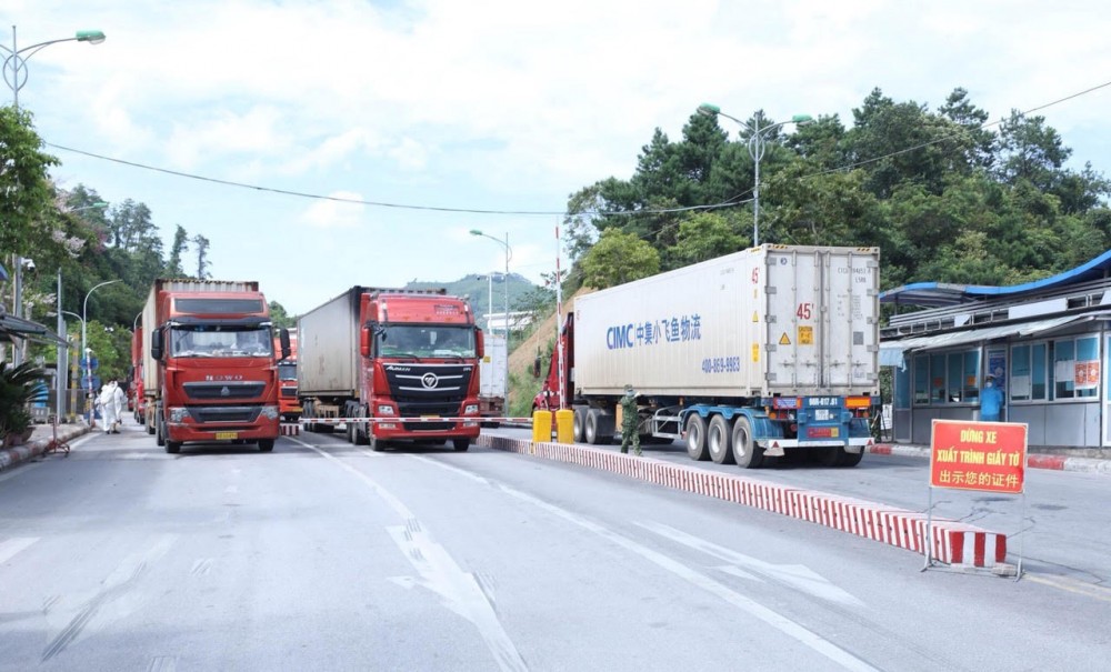 Gần 1.000 xe h&agrave;ng l&agrave;m thủ tục th&ocirc;ng quan qua c&aacute;c cửa khẩu Lạng Sơn m&ocirc;̃i ngày