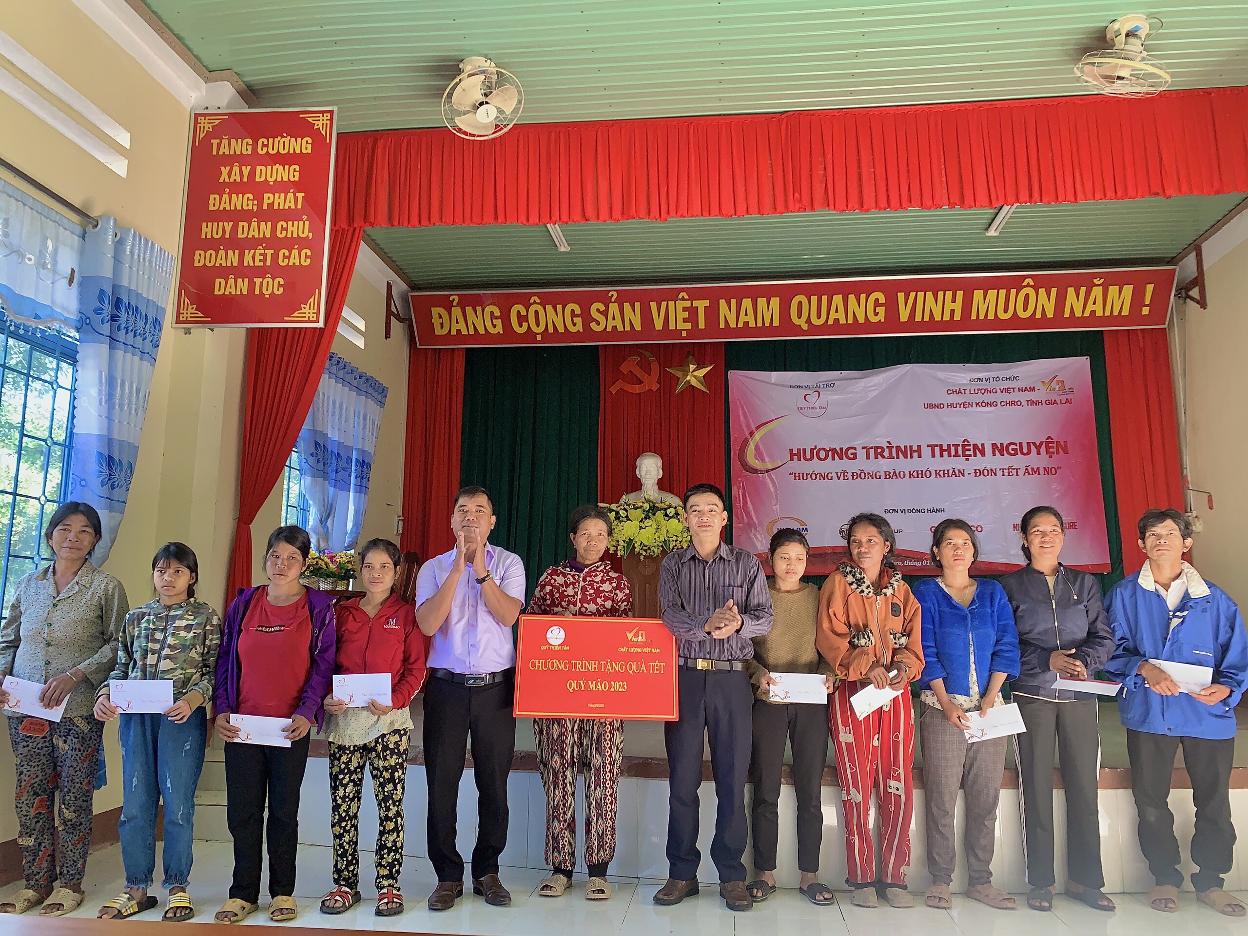 Ch&acirc;́t lượng Vi&ecirc;̣t Nam t&ocirc;̉ chức chương trình 'Hướng v&ecirc;̀ đ&ocirc;̀ng bào khó khăn - Đón T&ecirc;́t &acirc;́m no' tại huy&ecirc;̣n K&ocirc;ng Chro, tỉnh Gia Lai