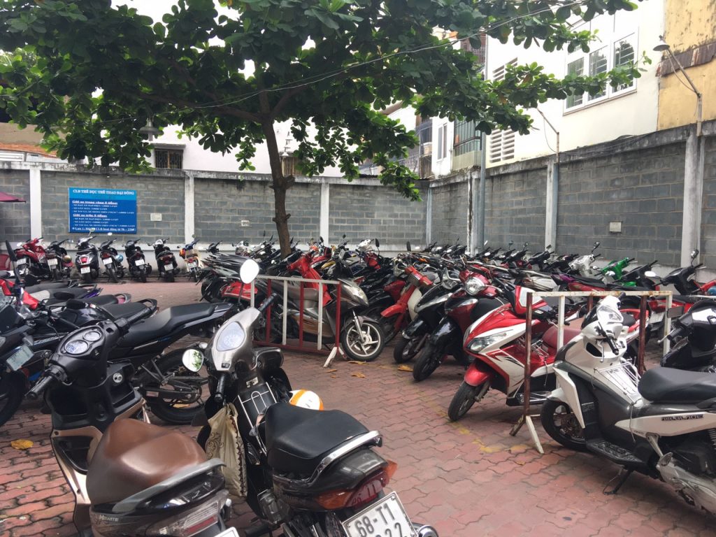 Bộ T&agrave;i ch&iacute;nh y&ecirc;u cầu siết chặt thu ph&iacute; tham quan, dịch vụ tr&ocirc;ng giữ xe sau Tết