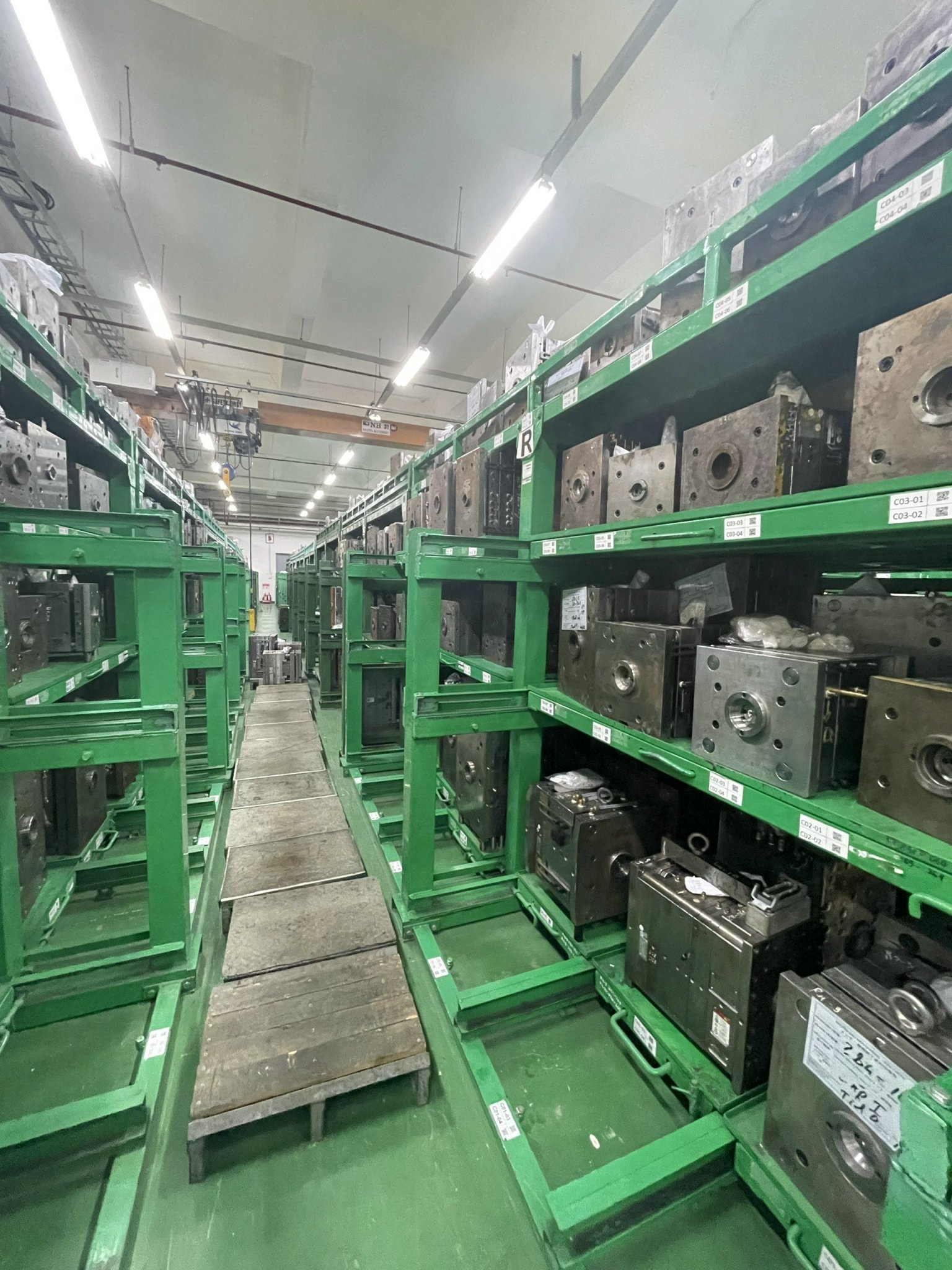 Chuyển đổi số cho ph&eacute;p ph&aacute;t triển tốc độ cao thuận lợi cho c&aacute;c s&aacute;ng chế v&agrave; đổi mới trong sản xuất kinh doanh của Link Đăng Nhập Nhà cái 13Win16.Com. Với sự trợ gi&uacute;p của c&ocirc;ng nghệ được t&iacute;ch hợp sản xuất nhanh ch&oacute;ng, v&ocirc; số sản phẩm th&ocirc;ng minh đ&atilde; được tạo ra v&agrave; đ&atilde; mang lại lợi &iacute;ch Link Đăng Nhập Nhà cái 13Win16.Com. 13Win 19.com link truy cập đ&atilde; sử dụng phần mềm b&aacute;o gi&aacute; tự động để x&aacute;c định khả năng sản xuất trong v&ograve;ng một ng&agrave;y v&agrave; nhanh ch&oacute;ng nhận được xử l&yacute; từ c&aacute;c bộ phận.    Trạng th&aacute;i hiển thị theo thời gian thực  	Sản xuất truyền thống được đặc trưng bởi việc trao đổi th&ocirc;ng tin hạn chế giữa c&aacute;c m&aacute;y m&oacute;c v&agrave; c&aacute;c qu&aacute; tr&igrave;nh trong suốt v&ograve;ng đời ph&aacute;t triển sản phẩm. Ng&agrave;y nay, c&ocirc;ng nghệ sản xuất th&ocirc;ng minh đ&atilde; tự động h&oacute;a nhiều qu&aacute; tr&igrave;nh thiết kế v&agrave; sản xuất, tạo th&agrave;nh một &ldquo;sợi d&acirc;y chuyển đổi số&rdquo; kết nối tất cả c&aacute;c kh&iacute;a cạnh của sản xuất.    Khu&ocirc;n mẫu được số h&oacute;a v&agrave; kết nối cảm biết IIoT 	Ứng dụng đang gi&uacute;p hiện đại h&oacute;a qu&aacute; tr&igrave;nh sản xuất của nh&agrave; m&aacute;y th&ocirc;ng qua việc sử dụng phần mềm quản l&yacute; MES v&agrave; c&aacute;c c&ocirc;ng nghệ ti&ecirc;n tiến đầu &ndash; cuối. Qu&aacute; tr&igrave;nh thiết kế sản phẩm v&agrave; những người li&ecirc;n quan c&oacute; quyền truy cập v&agrave;o nền tảng b&aacute;o gi&aacute; được x&acirc;y dựng t&ugrave;y chỉnh của n&oacute;, giao thức b&aacute;o gi&aacute;, một c&ocirc;ng cụ tư vấn gi&uacute;p kh&aacute;ch h&agrave;ng m&agrave; kh&ocirc;ng chiếm t&agrave;i nguy&ecirc;n.Việc quản l&yacute; v&ograve;ng đời sản phẩm (PLM) v&agrave; quản l&yacute; thay đổi được tiến h&agrave;nh một c&aacute;ch tức th&igrave; v&agrave; li&ecirc;n tục. C&aacute;c sửa đổi được khuyến nghị cho ph&eacute;p đảm bảo khả năng sản xuất đối với c&aacute;c thiết kế của họ đồng thời c&oacute; khả năng cắt giảm chi ph&iacute; sản xuất. 	Khi kh&aacute;ch h&agrave;ng đ&atilde; sẵn s&agrave;ng đặt h&agrave;ng , bộ phận ph&acirc;n t&iacute;ch thiết kế của c&ocirc;ng ty sẽ th&uacute;c đẩy số h&oacute;a c&aacute;c hoạt động với thiết kế khu&ocirc;n mẫu, chuẩn bị chế tạo v&agrave; định hướng bộ phận, khi ho&agrave;n th&agrave;nh, sản xuất được bắt đầu. Hạ tầng mạng của nh&agrave; m&aacute;y được thiết kế v&agrave; quy hoạch băng tần một c&aacute;ch th&ocirc;ng minh cho ph&eacute;p phần mềm giao tiếp với phần cứng, chuyển tiếp c&aacute;c hướng dẫn kỹ thuật số đến nh&agrave; m&aacute;y được chỉ định để bắt đầu sản xuất &ndash; với sự tương t&aacute;c hạn chế của 13Win 19.com nhiều ưu đãi hấp dẫn. C&aacute;c thao t&aacute;c cấp nguy&ecirc;n liệu v&agrave;o m&aacute;y, thao t&aacute;c thay khu&ocirc;n đ&uacute;c khi bắt đầu một mẫu mới cũng được kiểm so&aacute;t một c&aacute;ch chặt chẽ th&ocirc;ng qua phần mềm tr&ecirc;n thiết bị. 	Tất cả c&aacute;c m&aacute;y CNC v&agrave; m&atilde;y &eacute;p phun tại xưởng đều được kết nối với mạng, sử dụng th&ocirc;ng tin do c&aacute;c cảm biến IIot thu thập để theo d&otilde;i tiến tr&igrave;nh của c&aacute;c đơn đặt h&agrave;ng, lịch sử sản xuất gi&uacute;p tối ưu h&oacute;a việc lập lịch v&agrave; điều độ sản xuất. M&agrave;n h&igrave;nh hiển thị c&aacute;c bản cập nhật theo thời gian thực cho những người trong khu vực sản xuất để củng cố mức độ ưu ti&ecirc;n của c&aacute;c đơn đặt h&agrave;ng.    Thiết bị CNC được kết nối với cảm biến IIoT 	Sau khi một bộ phận sản phẩm ra khỏi m&aacute;y, n&oacute; c&oacute; thể di chuyển v&agrave;o bộ phận đo lường v&agrave; kiểm tra sản phẩm, nơi gi&aacute;m s&aacute;t c&aacute;c chỉ số chất lượng. Bộ phận đo lường v&agrave; kiểm tra chất lượng, c&oacute; một m&aacute;y qu&eacute;t ba chiều 360 độ, 12 vị tr&iacute; để thu thập dữ liệu, x&aacute;c định bất kỳ khiếm khuyết tiềm ẩn n&agrave;o tr&ecirc;n sản phẩm, đồng thời tạo ra một hỗ trợ trực quan v&agrave; bản đồ m&agrave;u tương t&aacute;c để so s&aacute;nh trực tiếp giữa CAD v&agrave; qu&eacute;t. 	Một số sản phẩm c&oacute; y&ecirc;u cầu cao về chất lượng được đo đạc v&agrave; kiểm tra v&agrave; ph&acirc;n loại ngay tại m&aacute;y. C&aacute;c m&aacute;y n&agrave;y sử dụng hệ thống camera chuy&ecirc;n dụng kết hợp với robot gắp,sử dụng c&aacute;c c&ocirc;ng nghệ ti&ecirc;n tiến như AI/ML để x&aacute;c định c&aacute;c lỗi về ngoại quan gi&uacute;p r&uacute;t ngắn thời gian kiểm tra v&agrave; ph&acirc;n loại sản phẩm lỗi. 	Chức năng, ngoại quan v&agrave; đặc t&iacute;nh kỹ thuật của sản phẩm được ph&ecirc; duyệt c&oacute; thể được n&acirc;ng cao bằng c&aacute;c hoạt động thứ cấp, bao gồm cả c&aacute;c ứng dụng sau sản xuất tự động v&agrave; truyền thống. T&ugrave;y thuộc v&agrave;o phương ph&aacute;p sản xuất, c&aacute;c hoạt động thứ cấp c&oacute; thể bao gồm lắp r&aacute;p bộ phận, in miếng đệm, anot h&oacute;a, tạo kết cấu khu&ocirc;n, sơn, v.v. Một lần nữa, tiến tr&igrave;nh đặt h&agrave;ng được theo d&otilde;i v&agrave; dữ liệu được thu thập khi luồng kỹ thuật số di chuyển khắp khu vực sản xuất cho đến khi vận chuyển c&aacute;c bộ phận. 	4. Cải tiến li&ecirc;n tục 	Việc bổ sung c&ocirc;ng nghệ th&ocirc;ng minh gi&uacute;p tăng tốc to&agrave;n bộ qu&aacute; tr&igrave;nh sản xuất của c&ocirc;ng ty; giao tiếp giữa m&aacute;y với m&aacute;y được nối mạng cải thiện cả năng suất v&agrave; chất lượng bộ phận. Một v&iacute; dụ điển h&igrave;nh, hệ thống mạng của c&ocirc;ng ty trước đ&acirc;y mất 15 ph&uacute;t để truyền một tệp đến một m&aacute;y trước khi &aacute;p dụng hệ thống sản xuất MES v&agrave; c&aacute;c c&ocirc;ng nghệ ti&ecirc;n tiến - giờ đ&acirc;y, với c&aacute;c bản n&acirc;ng cấp mạng, chỉ mất v&agrave;i gi&acirc;y. 	M&ocirc; h&igrave;nh cải tiến li&ecirc;n tục tập trung v&agrave;o việc tối đa h&oacute;a hiệu quả cũng như đ&aacute;p ứng nhu cầu của kh&aacute;ch h&agrave;ng. Nh&oacute;m cải tiến li&ecirc;n tục nghi&ecirc;n cứu dữ liệu về thời gian dừng m&aacute;y v&agrave; thời gian tải m&aacute;y để quyết định n&acirc;ng cấp c&ocirc;ng nghệ n&agrave;o. C&ocirc;ng ty cũng duy tr&igrave; một nh&oacute;m nghi&ecirc;n cứu cải tiến v&agrave; ph&aacute;t triển phần mềm, cho ph&eacute;p viết v&agrave; sửa đổi cơ sở m&atilde; độc quyền của m&igrave;nh một c&aacute;ch hiệu quả. 	Hệ thống IIOT được x&acirc;y dựng một c&aacute;ch c&oacute; hệ thống, đi từ thiết kế tổng quan tới việc ph&acirc;n t&iacute;ch c&aacute;c nghiệp vụ của nh&agrave; m&aacute;y để ứng dụng từng phần, từ đ&oacute; giảm thiểu được chi ph&iacute; đầu tư ban đầu, gi&uacute;p c&aacute;c bộ phận, ph&ograve;ng ban trong c&ocirc;ng ty từng bước chuyển đổi số v&agrave; l&agrave;m quen với hệ thống số h&oacute;a trong sản xuất. Một số c&aacute;c ứng dụng ti&ecirc;u biểu của việc thu thập dữ liệu từ cảm biến đ&oacute; l&agrave;: hệ thống quản l&yacute; v&agrave; gi&aacute;m s&aacute;t nhiệt độ, độ ẩm khu gia c&ocirc;ng khu&ocirc;n mẫu; Hệ thống quản l&yacute; hiệu suất tổng thể của m&aacute;y đ&uacute;c; Hệ thống gi&aacute;m s&aacute;t hiệu suất tổng thể của khu vực lắp r&aacute;p. 	Một ứng dụng c&ocirc;ng nghệ tự động h&oacute;a kh&aacute;c cũng được nh&agrave; m&aacute;y ứng dụng đ&oacute; l&agrave; việc sử dụng xe tự h&agrave;nh AGV. Việc sử dụng xe tự h&agrave;nh AGV/AMR v&agrave;o c&ocirc;ng đoạn vận chuyển h&agrave;ng h&oacute;a, trung chuyển giữa c&aacute;c kh&acirc;u sản xuất, lưu kho gi&uacute;p giảm sự tham gia của 13Win 19.com nhiều ưu đãi hấp dẫn. Kh&ocirc;ng chỉ đơn giản l&agrave; năng suất 13Win18 cá cược thể thao tăng, một xe tự h&agrave;nh AGV gi&uacute;p cắt giảm chi ph&iacute; đ&agrave;o tạo, thử việc, trợ cấp l&agrave;m th&ecirc;m giờ, trợ cấp sức khoẻ, bảo hiểm, c&aacute;c chế độ lễ Tết, thương,&hellip; cho Link Đăng Nhập Nhà cái 13Win16.Com. Sử dụng xe tự h&agrave;nh AGV gi&uacute;p Link Đăng Nhập Nhà cái 13Win16.Com đảm bảo qu&aacute; tr&igrave;nh vận h&agrave;nh v&agrave; sản xuất diễn ra li&ecirc;n tục, kh&ocirc;ng ngừng nghỉ. Khả năng l&agrave;m việc của robot bền bỉ hơn sức 13Win18 cá cược thể thao của 13Win 19.com nhiều ưu đãi hấp dẫn, do vậy, khi phải ho&agrave;n th&agrave;nh nhiều đơn h&agrave;ng c&ugrave;ng l&uacute;c hay khi mở rộng quy m&ocirc;, xe tự h&agrave;nh c&oacute; thể l&agrave;m việc li&ecirc;n tục theo một chu tr&igrave;nh được lập tr&igrave;nh trước.  	Trong qu&aacute; tr&igrave;nh chuyển đổi số, c&ocirc;ng ty c&oacute; thể nhanh ch&oacute;ng x&aacute;c định v&agrave; t&iacute;nh to&aacute;n c&aacute;c điều chỉnh đối với sản xuất v&agrave; ph&acirc;n phối, cho ph&eacute;p chuỗi cung ứng linh hoạt v&agrave; đẩy nhanh thời gian đưa sản phẩm ra thị trường. Hiệu quả được tạo ra bởi internet vạn vật c&ocirc;ng nghiệp (IIoT) mang lại lợi &iacute;ch cho tất cả mọi người từ nh&agrave; sản xuất đến người 13Win18 đa dạng khuyến mãi, c&ocirc;ng ty cũng sẽ tiếp tục nghi&ecirc;n cứu cải tiến đầu tư v&agrave;o c&ocirc;ng nghệ để l&agrave;m cho nh&agrave; m&aacute;y của tương lai thậm ch&iacute; c&ograve;n th&ocirc;ng minh hơn. 	Kết luận 	Nghi&ecirc;n cứu điển h&igrave;nh m&ocirc; h&igrave;nh chuyển đổi số ứng dụng c&ocirc;ng nghệ c&aacute;c thiết bị kỹ thuật IIoT bao gồm c&aacute;c chức năng thiết yếu l&agrave; một trong những điển h&igrave;nh được &aacute;p dụng tại C&ocirc;ng ty TNHH NiDec Sankyo Việt Nam H&agrave; Nội l&agrave; ph&ugrave; hợp v&agrave; dễ chấp nhận, dễ sử dụng, c&oacute; thể t&ugrave;y chỉnh v&agrave; tương th&iacute;ch nhiều mặt, đặc biệt l&agrave; giảm g&aacute;nh nặng về t&agrave;i ch&iacute;nh v&agrave; kỹ thuật m&agrave; c&aacute;c Link Đăng Nhập Nhà cái 13Win16.Com vừa v&agrave; nhỏ kh&aacute;c thường gặp phải khi &aacute;p dụng.