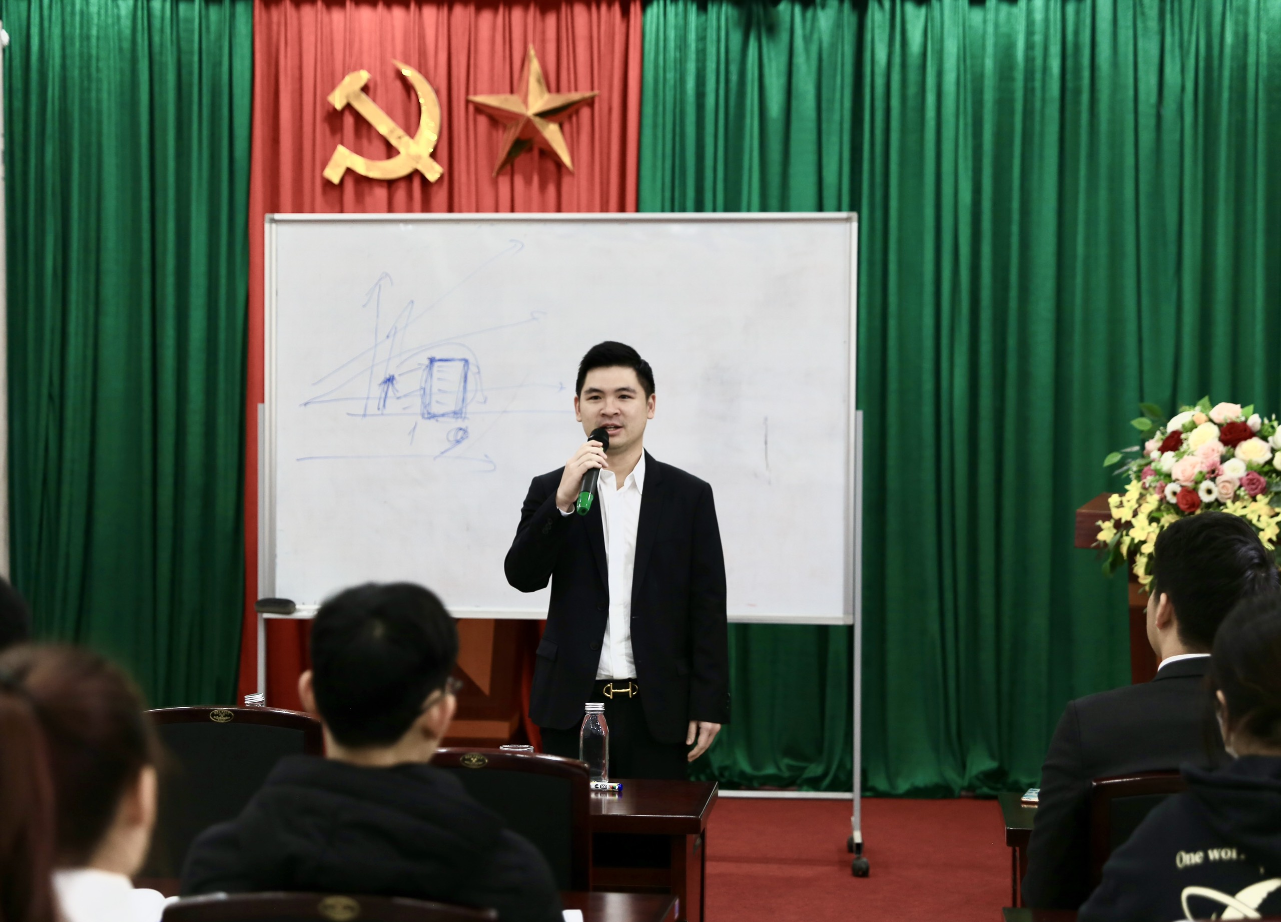 Với việc tham gia, đ&oacute;ng g&oacute;p t&iacute;ch cực cho c&ocirc;ng t&aacute;c an sinh x&atilde; hội, &ocirc;ng Đỗ Vinh Quang, Ph&oacute; Chủ tịch HĐQT Tập đo&agrave;n T&T Group vinh dự l&agrave; một trong 64 c&aacute; nh&acirc;n ti&ecirc;u biểu được Sở Lao động - Thương binh v&agrave; X&atilde; hội H&agrave; Nội vinh danh.