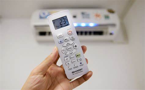 Trung t&acirc;m Dự b&aacute;o kh&iacute; tượng thủy văn quốc gia cho biết, h&ocirc;m 6/5, thời tiết ph&iacute;a T&acirc;y Bắc Bộ v&agrave; từ Thanh H&oacute;a đến Ph&uacute; Y&ecirc;n tiếp tục nắng n&oacute;ng gay gắt v&agrave; đặc biệt gay gắt. Nhiệt độ thực tế ghi nhận l&uacute;c 13h phổ biến 37-40 độ, c&oacute; nơi tr&ecirc;n 41 độ như: Lạc Sơn (H&ograve;a B&igrave;nh) 41,7 độ, H&ograve;a B&igrave;nh 41,3 độ, Hồi Xu&acirc;n (Thanh H&oacute;a) 42,4 độ, Quỳ Ch&acirc;u (Nghệ An) 42 độ, Tương Dương (Nghệ An) 42,5 độ, T&acirc;y Hiếu (Nghệ An) 42,5 độ, Hương Kh&ecirc; (H&agrave; Tĩnh) 41,3 độ&hellip; Cũng theo nhận định của Trung t&acirc;m Dự b&aacute;o Kh&iacute; tượng Thủy văn Quốc, năm 2023, nắng n&oacute;ng đến sớm v&agrave; c&oacute; xu hướng gay gắt hơn hẳn so với những năm trước. Nắng n&oacute;ng c&oacute; thể xuất hiện nhiều hơn so với năm 2022. Nhiều khả năng c&ograve;n xuất hiện những gi&aacute; trị nhiệt độ cao nhất vượt kỷ lục cũ đ&atilde; từng được quan trắc.   Trong một c&ocirc;ng bố mới đ&acirc;y của Li&ecirc;n Hợp Quốc (UN) cho biết, khả năng hiện tượng thời tiết El Nino (pha n&oacute;ng) ph&aacute;t triển trong v&agrave;i th&aacute;ng tới đang gia tăng, g&oacute;p phần đẩy nhiệt độ to&agrave;n cầu l&ecirc;n ngưỡng cao hơn v&agrave; tạo ra những kỷ lục nhiệt độ mới. Cũng theo tổ chức n&agrave;y, khả năng El Nino diễn ra v&agrave;o cuối th&aacute;ng 7 l&agrave; 60% v&agrave; cuối th&aacute;ng 9 l&agrave; 80%. Theo th&ocirc;ng tin từ Trung t&acirc;m Điều độ Hệ thống điện TP. Hồ Ch&iacute; Minh, ng&agrave;y 5/5, lượng điện năng ti&ecirc;u thụ to&agrave;n th&agrave;nh phố tiếp tục lập ''kỷ lục'' mới với tr&ecirc;n 94,43 triệu kWh. T&iacute;nh đến thời điểm hiện tại, lượng điện ti&ecirc;u thụ tại TP. Hồ Ch&iacute; Minh đ&atilde; ba lần lập ''kỷ lục'' trong năm 2023. Trong đ&oacute;, lần thứ nhất (ng&agrave;y 21/4) l&agrave; 93,53 triệu kWh; lần thứ hai (ng&agrave;y 25/4) 93,56 triệu kWh.  C&ograve;n tại H&agrave; Nội, lượng ti&ecirc;u thụ điện cũng bắt đầu tăng l&ecirc;n r&otilde; rệt do ảnh hưởng của thời tiết. Nếu như trong th&aacute;ng 4, mức ti&ecirc;u thụ điện ng&agrave;y cao nhất l&agrave; khoảng 72 triệu kWh, th&igrave; sản lượng ghi nhận v&agrave;o ng&agrave;y 5/5 l&agrave; 78,23 triệu kWh.  Nắng n&oacute;ng k&eacute;o d&agrave;i sẽ khiến ti&ecirc;u thụ điện trong sinh hoạt tăng rất cao, do sử dụng nhiều thiết bị l&agrave;m m&aacute;t như điều h&ograve;a nhiệt độ. Điều n&agrave;y cũng dẫn đến nguy cơ cao xảy ra sự cố lưới điện cục bộ do phải vận h&agrave;nh đầy tải, qu&aacute; tải ở nhiều thời điểm. Đối với c&aacute;c hộ gia đ&igrave;nh, thời tiết nắng n&oacute;ng gay gắt k&eacute;o d&agrave;i cũng l&agrave;m ảnh hưởng kh&ocirc;ng nhỏ đến t&igrave;nh trạng hoạt động v&agrave; suy giảm hiệu suất của c&aacute;c thiết bị điện; nguy cơ qu&aacute; tải, sự cố, nhảy aptomat, thậm ch&iacute; nguy cơ g&acirc;y ch&aacute;y nổ v&agrave;o những ng&agrave;y nắng n&oacute;ng cao điểm cũng sẽ tăng cao so với b&igrave;nh thường.  Để hạn chế nguy cơ xảy ra sự cố cục bộ tr&ecirc;n lưới điện cũng như trong gia đ&igrave;nh, EVN khuyến c&aacute;o người d&acirc;n, c&aacute;c cơ quan c&ocirc;ng sở v&agrave; nơi sản xuất cần ch&uacute; &yacute; sử dụng điện an to&agrave;n, tiết kiệm, đặc biệt v&agrave;o c&aacute;c giờ cao điểm trưa v&agrave; tối. Đồng thời ch&uacute; &yacute; sử dụng hợp l&yacute; điều ho&agrave; nhiệt độ (đặt ở mức 26-27 độ trở l&ecirc;n, sử dụng kết hợp với quạt) v&agrave; ch&uacute; &yacute; kh&ocirc;ng n&ecirc;n sử dụng đồng thời nhiều thiết bị điện c&oacute; c&ocirc;ng suất lớn.  Người d&acirc;n chọn mua các sản ph&acirc;̉m đi&ecirc;̣n máy làm mát n&ecirc;n chọn mua những sản ph&acirc;̉m ti&ecirc;́t ki&ecirc;̣m đi&ecirc;̣n có dán nhãn năng lượng 5 sao và mua các sản ph&acirc;̉m có d&acirc;́u hợp quy (CR) đ&ecirc;̉ đảm bảo ch&acirc;́t lượng sản ph&acirc;̉m.   Phương Nam