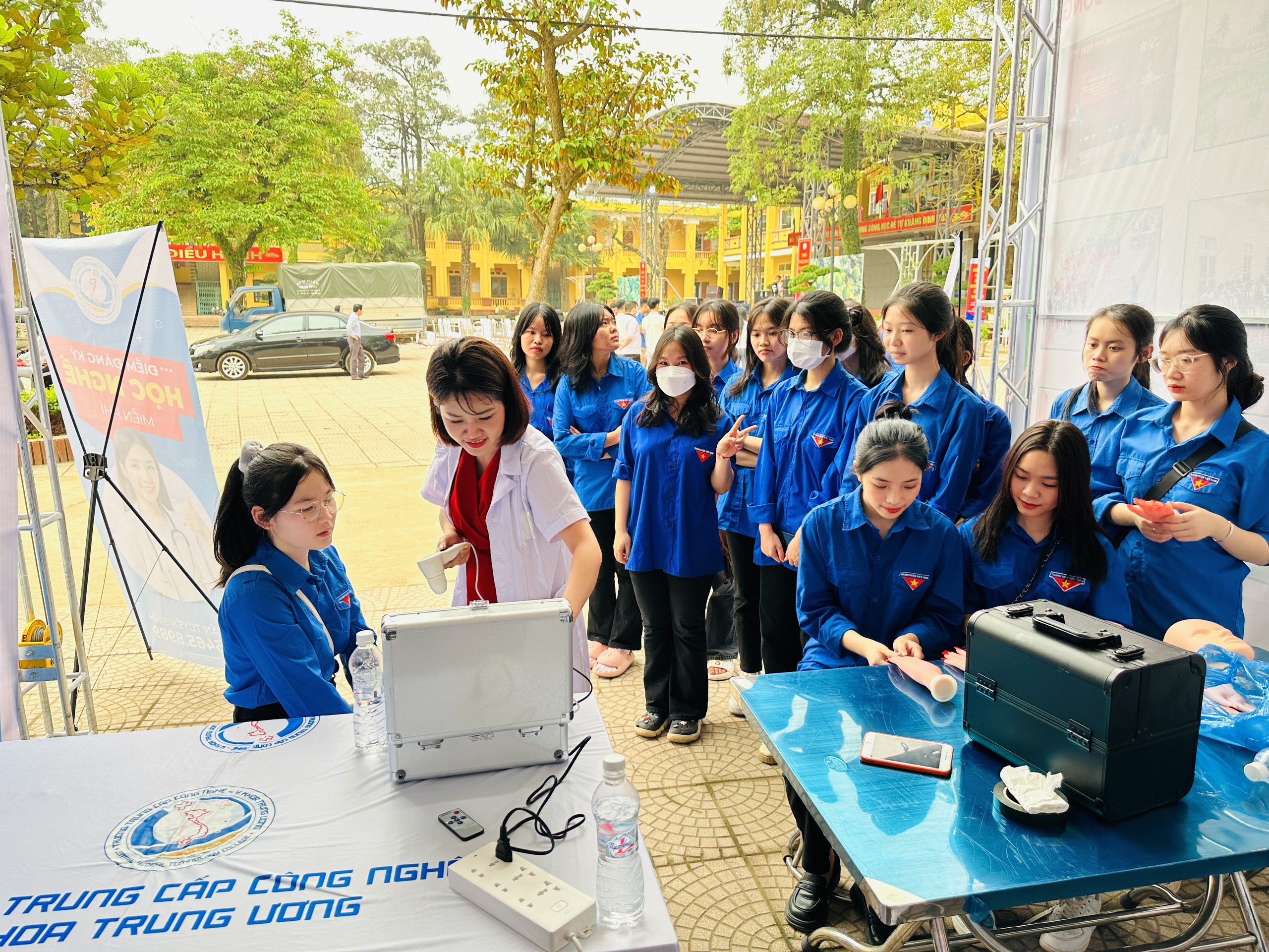 Trường Trung cấp C&ocirc;ng nghệ Y khoa Trung ương tham gia ng&agrave;y hội giới thiệu việc l&agrave;m tại tỉnh Th&aacute;i Nguy&ecirc;n năm 2023