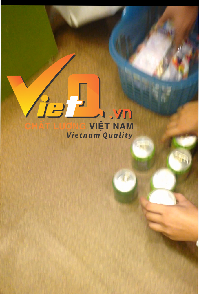 Ch&iacute;nh nh&acirc;n vi&ecirc;n ở quầy thu tiền của cừa h&agrave;ng T&acirc;m Thảo đ&atilde; bất ngờ thốt l&ecirc;n khi ph&aacute;t hiện ra 6 lon nước n&agrave;y đ&atilde; hết hạn sử dụng từ l&acirc;u v&agrave; xin được lấy lại từ giỏ h&agrave;ng của PV