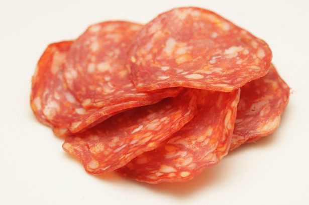 Nghi ngờ xúc xích ý (salami) là xúc xích nhiễm khuẩn