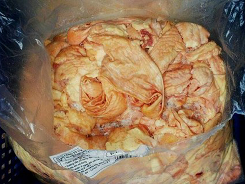 Da gà kh&ocirc;ng rõ ngu&ocirc;̀n g&ocirc;́c được sử dụng đ&ecirc;̉ sản xu&acirc;́t xúc xích