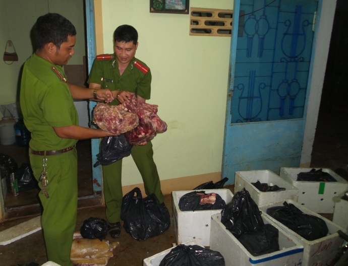15 th&ugrave;ng xốp chứa gần 400kg thịt, xương heo đang bốc m&ugrave;i h&ocirc;i thối