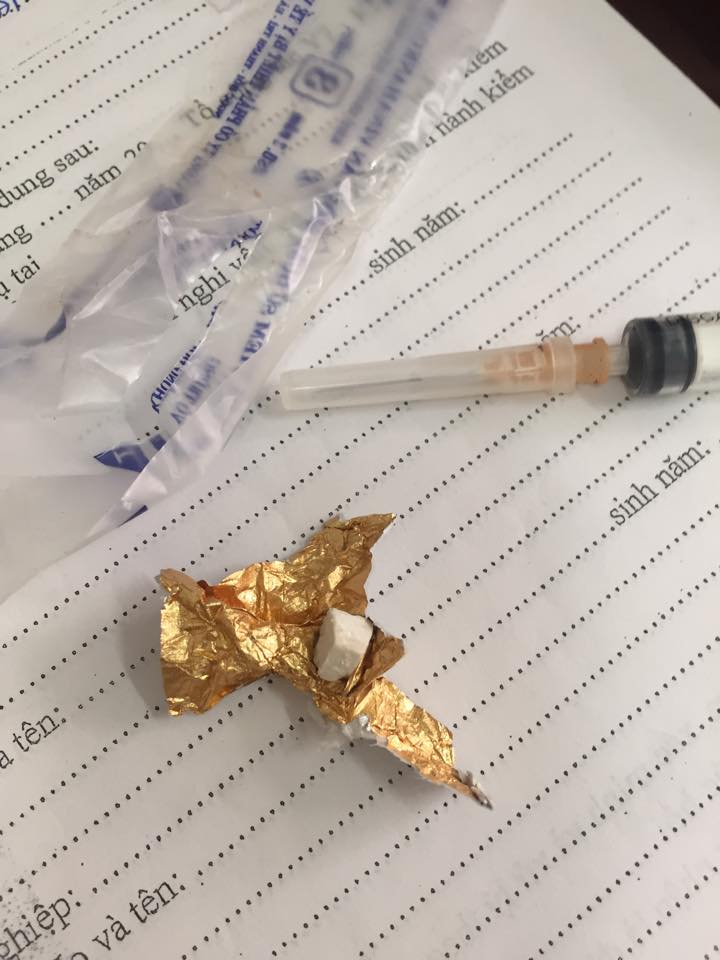 Số ma t&uacute;y v&agrave; chiếc xi-lanh đang d&ugrave;ng dở được T&ugrave;ng mang theo