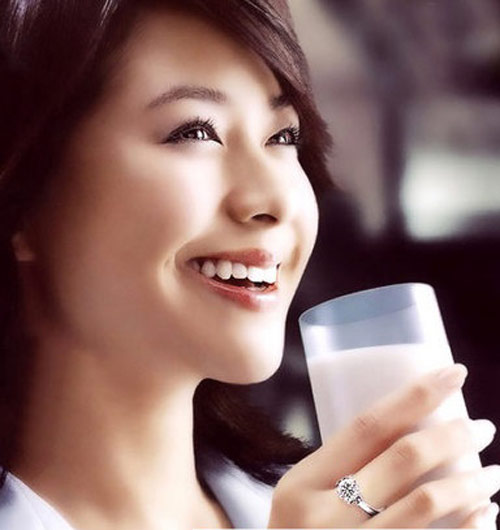 Sữa gi&uacute;p giảm c&acirc;n trước khi đi ngủ