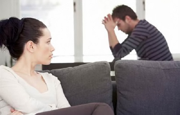 Dễ mắc bệnh yếu sinh l&yacute; do tiếp x&uacute;c với c&aacute;c loại giấy in, đồ nhựa chứa chất h&oacute;a học