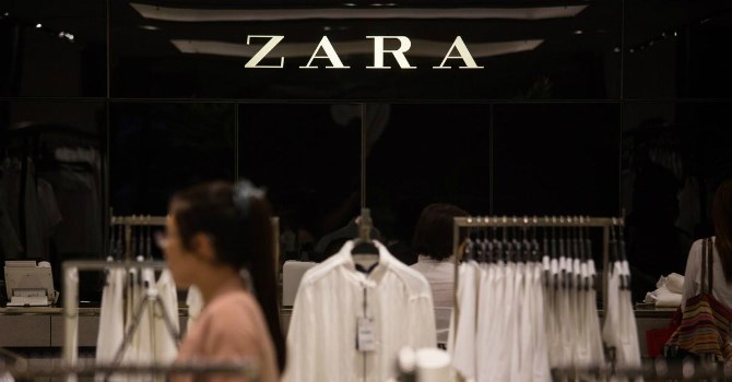 Zara đ&atilde; trở th&agrave;nh một trong những thương hiệu thời trang phổ biến nhất to&agrave;n cầu Ảnh Bloomberg