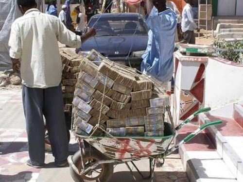 Người d&acirc;n Zimbabwe chở tiền đi chợ