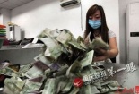 Đếm 1.25 tấn tiền giấy bằng tay mỗi ngày