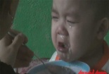 Giáo viên mầm non tát bôm bốp, bóp cổ, dí đầu trẻ