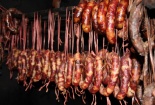 Nghi vấn vỏ lạp xưởng làm từ...nhựa