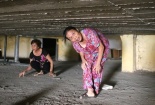 Khu tái định cư Đền Lừ: Người dân phải chui qua nóc nhà đi nhờ thang máy tới khi nào?