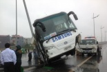 Va chạm với xe tải, xe khách 60 chỗ lật nghiêng khiến nhiều người bị thương
